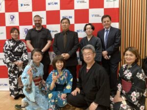 木﨑宗家と大会に参加した和伝流手裏剣道のお弟子さん
