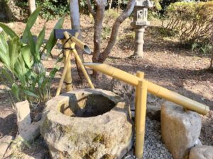新しく整えられた美しい竹製のつくばい