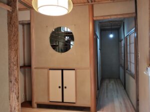 丸い抜き窓がおしゃれな和の玄関・廊下