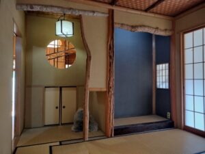 美しい床の間と格調高い柱、新しい畳、印象的な青い壁