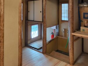 美しい柱と板の間の空間