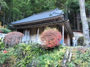 改修工事中：職人さんが作業に当たる茶室の外観