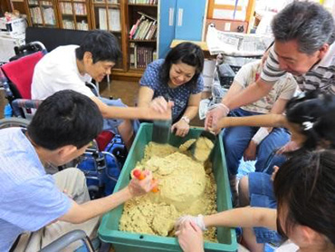 米ぬかにEM菌を混ぜてEMボカシを作ります