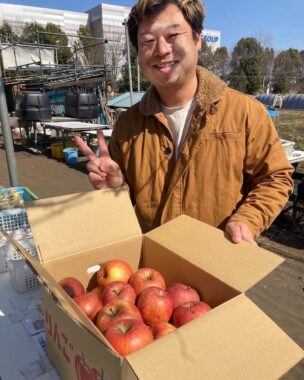 平栗農園の平栗様がりんごの果実とリンゴジュースを届けに来てくださいました