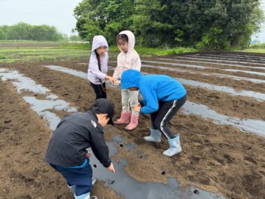 子どもたちの間で自然と生まれる「教え合い」の輪